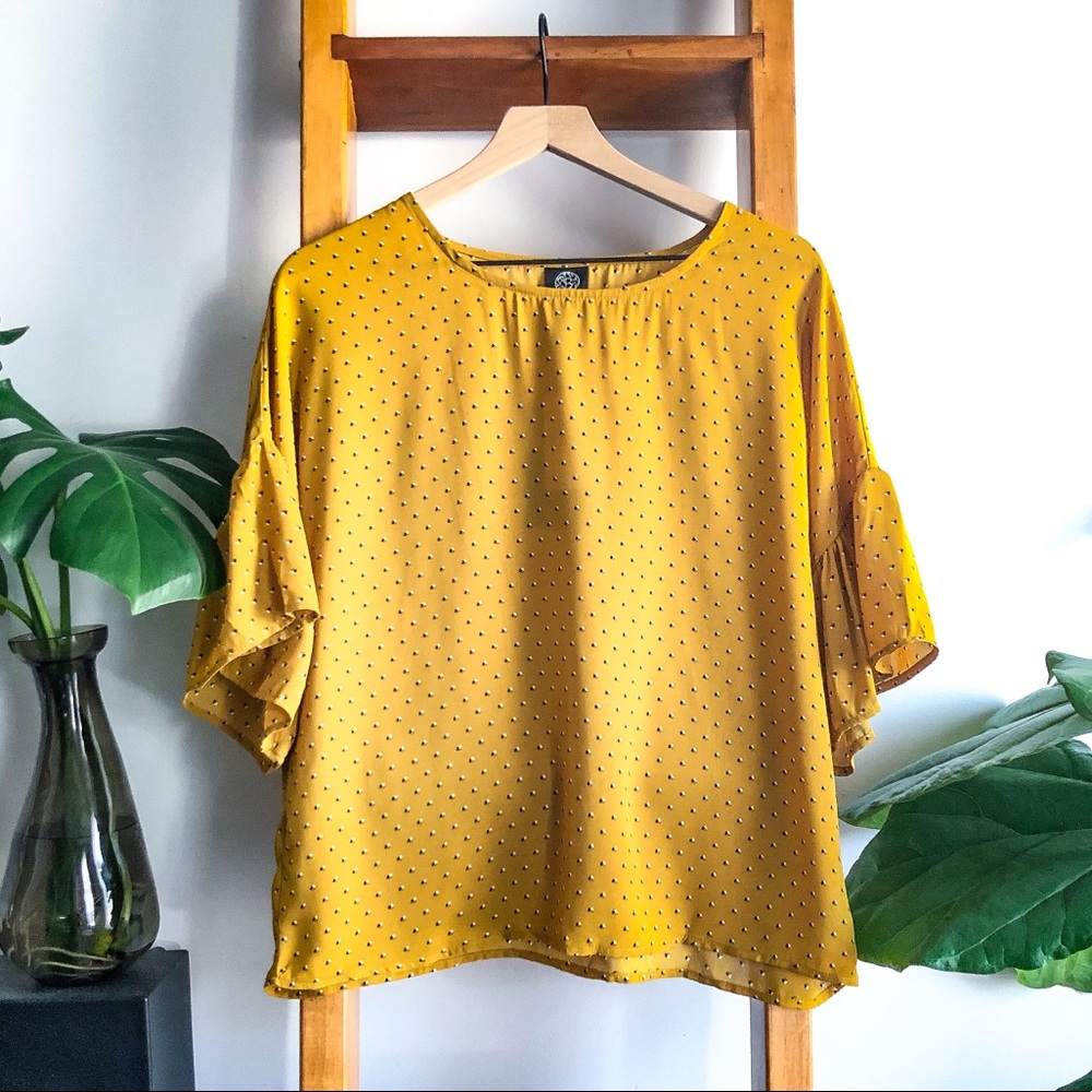 NWT Bobeau SZ S Flutter Sleeve Dot Motif Top!